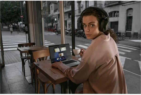 ⁦HP EliteBook 6 G1i 14" Touchscreen Notebook - WUXGA - Intel Core Ultra 7 265U - vPro Technology - 16 GB - 512 GB SSD - English Keyboard - Pike Silver Aluminum⁩ - الصورة ⁦3⁩