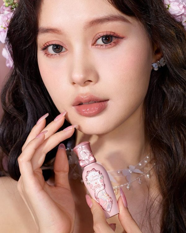 ⁦Flower Knows Midsummer Fairytales Lip Gloss-Glowy Moisturizing Coating Lip Lacquer-Hydrating Tinted Lip Oil for Girls & Women-Vegan & Cruelty Free - 0.17Fl Oz (G04 To the Moon, 5 ml)⁩ - الصورة ⁦5⁩