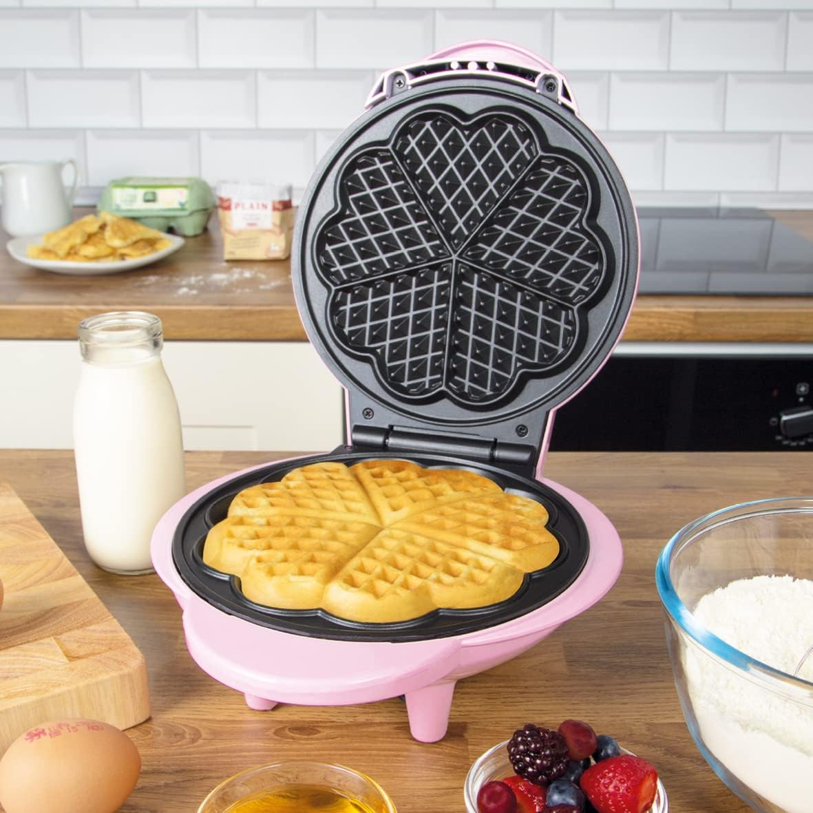 Global Gizmos 35570 Heart Shaped Waffle Maker / 1000W / Unique Thermostatic Design/Non-Stick Plates/Easy Clean / 25cm x 22cm / Pink Colour 3 Global Gizmos 35570 Heart Shaped Waffle Maker / 1000W / Unique Thermostatic Design/Non-Stick Plates/Easy Clean / 25cm x 22cm / Pink Colour - الصورة 3