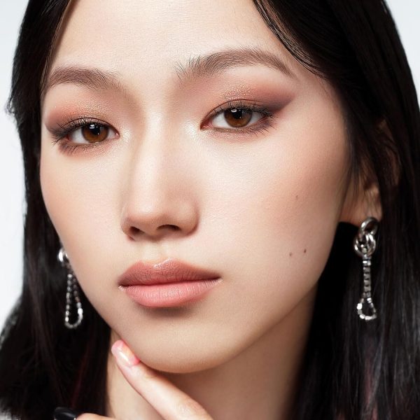 ⁦L.A. Girl Glide Gel Eyeliner Pencil – Brown Long-Lasting, Smudge-Proof, Smooth Application, Waterproof Formula for All-Day Wear, Intense Pigment, Cruelty-Free Eye Makeup, 1.2g⁩ - الصورة ⁦2⁩