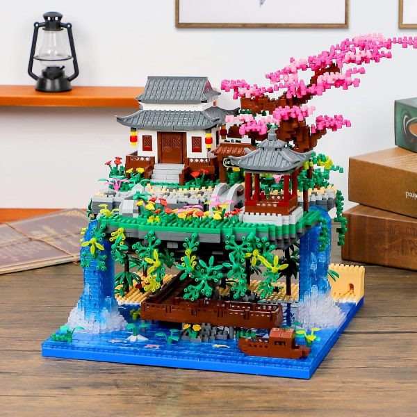 ⁦KASTWAVE Peach Blossom Pond Micro Mini Building Blocks Set, Chinese Architecture Cherry Bonsai Gift Toys with String Lights, Japanese Sakura Tree House Micro Bricks for Adults and 14+ Kids (3320 Pcs)⁩ - الصورة ⁦6⁩