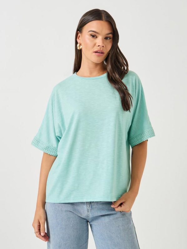 ⁦Styli Women's Slubbed Short Sleeves Boxy T-Shirt With Lace Detail⁩ - الصورة ⁦2⁩