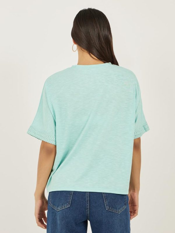 ⁦Styli Women's Slubbed Short Sleeves Boxy T-Shirt With Lace Detail⁩ - الصورة ⁦6⁩