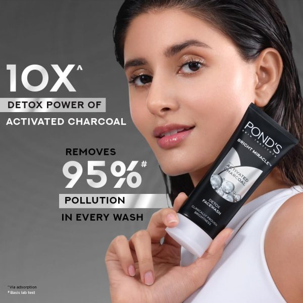 ⁦POND'S Bright Miracle Detox Facewash | 10X Power of Activated Charcoal| For Deep Cleaned Skin | Reveals Glow, Pollution Clear Face Wash, 150gm⁩ - الصورة ⁦5⁩