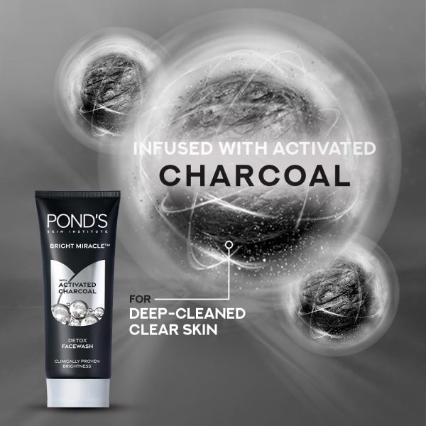 ⁦POND'S Bright Miracle Detox Facewash | 10X Power of Activated Charcoal| For Deep Cleaned Skin | Reveals Glow, Pollution Clear Face Wash, 150gm⁩ - الصورة ⁦4⁩