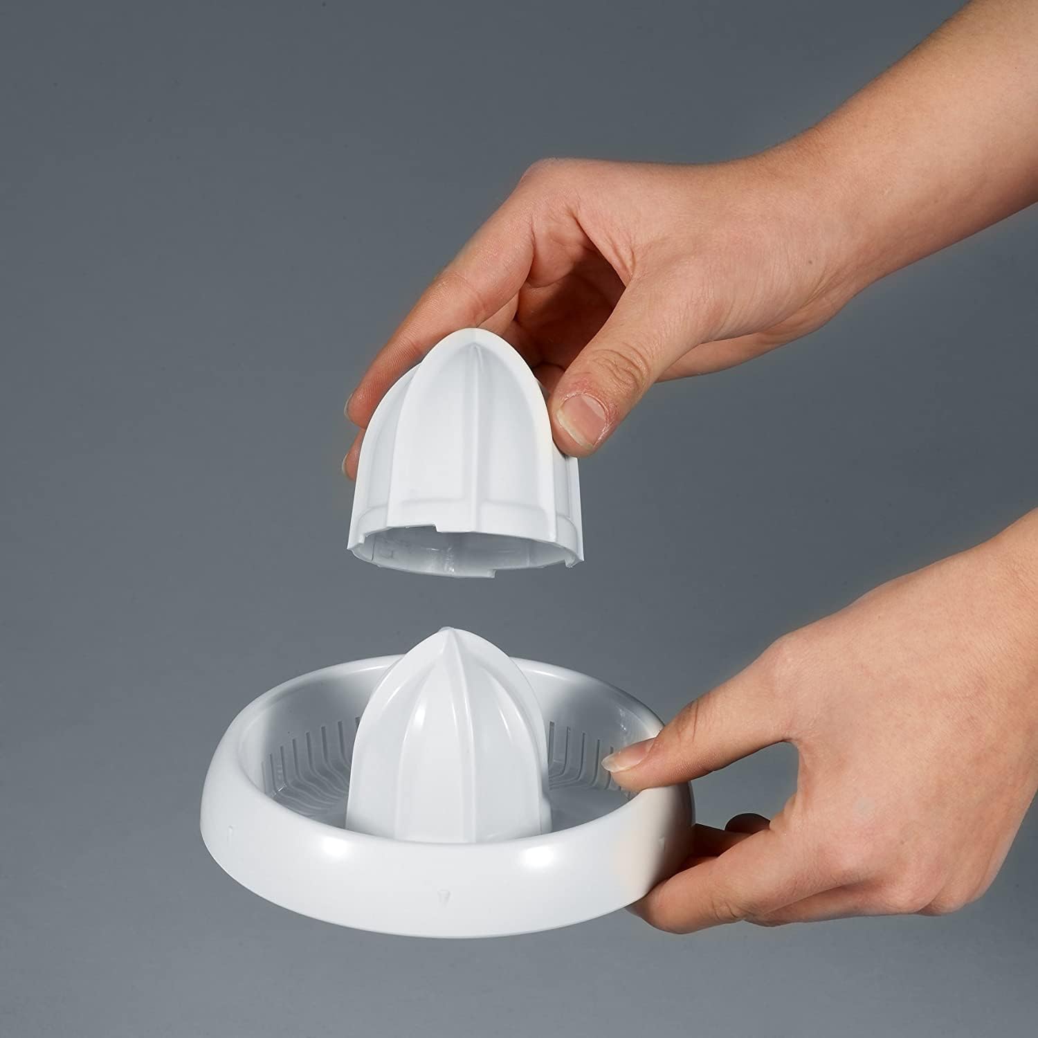 SEVERIN Lemon Squeezer CP3536 | 25W Electric Juicer | Dual Dome Design for All Fruit Sizes | Reversible Rotation | 750ml Capacity | Easy to Clean | Non-Skid Feet | White/Clear 4 SEVERIN Lemon Squeezer CP3536 | 25W Electric Juicer | Dual Dome Design for All Fruit Sizes | Reversible Rotation | 750ml Capacity | Easy to Clean | Non-Skid Feet | White/Clear - الصورة 4