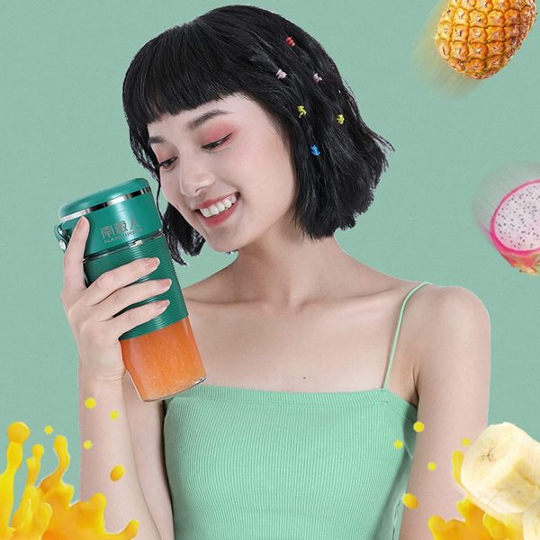 ⁦SYOSI Portable Blender Cup 300 ML Personal Blender Smoothie Maker Make Healthy Smoothies for Travel Sports Kitchen, Juicer with Stainless Steel Two-blade Cutter Head Fruit Juice Mixer Battery Powered⁩ - الصورة ⁦2⁩