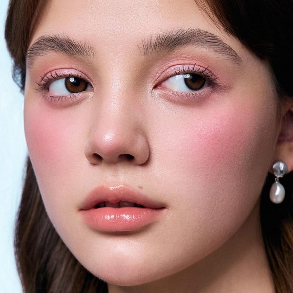 ⁦Flower Knows Shell's Jewel Silk Satin Embossed Blush, Berry Milk, Cool Pastel Berry Pink for Doll-Like Flush, Illuminating Shimmer, Vitamin E Hydrating Silky Powder Blush (05 Strawberry Bubble, 5g)⁩ - الصورة ⁦5⁩