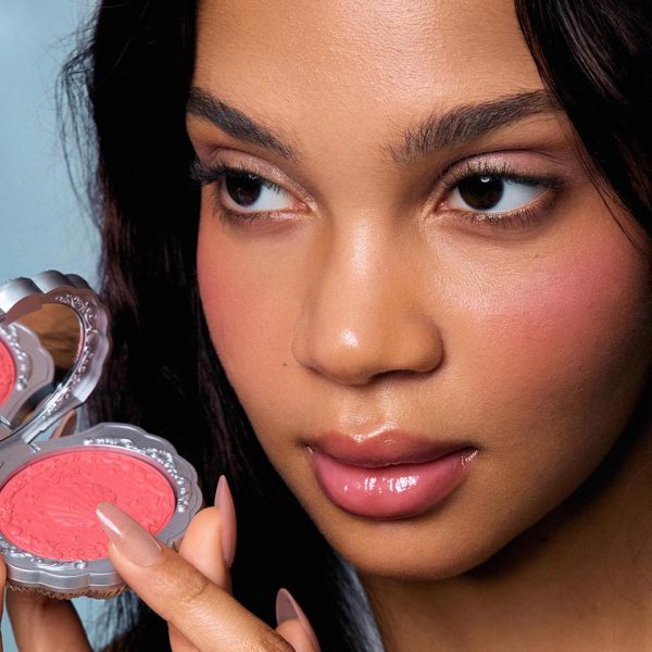 ⁦Flower Knows Shell's Jewel Silk Satin Embossed Blush, Berry Milk, Cool Pastel Berry Pink for Doll-Like Flush, Illuminating Shimmer, Vitamin E Hydrating Silky Powder Blush (05 Strawberry Bubble, 5g)⁩ - الصورة ⁦6⁩