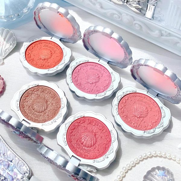 ⁦Flower Knows Shell's Jewel Silk Satin Embossed Blush, Berry Milk, Cool Pastel Berry Pink for Doll-Like Flush, Illuminating Shimmer, Vitamin E Hydrating Silky Powder Blush (05 Strawberry Bubble, 5g)⁩ - الصورة ⁦7⁩