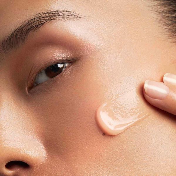 ⁦Clarins Beauty Flash Balm 50ml | Radiance Boosting Face Cream with Acerola & Prickly Pear Extracts | Instant Glow & Firming Treatment for Dull, Tired Skin⁩ - الصورة ⁦3⁩