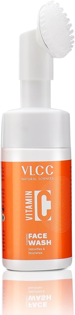 VLCC غسول الوجه الرغوي بفيتامين سي - 100 مل - يضيء البشرة ويوحد لون البشرة | ينظف البشرة بعمق ويفتح المسام | مع فيتامين C وفيتامين E ومستخلص التوت