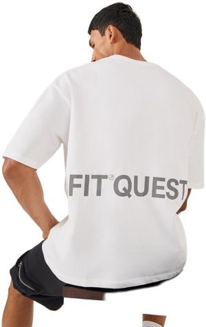 تيشيرت برقبة دائرية مطبوع عليه شعار كبير للرجال من ستايلي