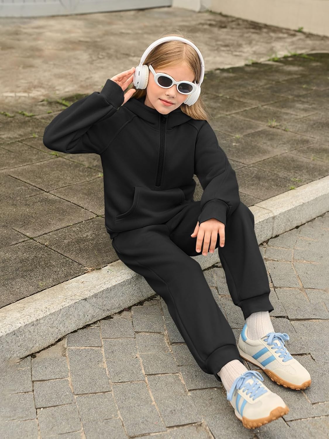 طقم رياضي للبنات من الصوف الناعم، مكون من سويت شيرت بغطاء للرأس بنصف سحاب وسروال رياضي بجيوب، طقم من قطعتين 4 طقم رياضي للبنات من الصوف الناعم، مكون من سويت شيرت بغطاء للرأس بنصف سحاب وسروال رياضي بجيوب، طقم من قطعتين - الصورة 4