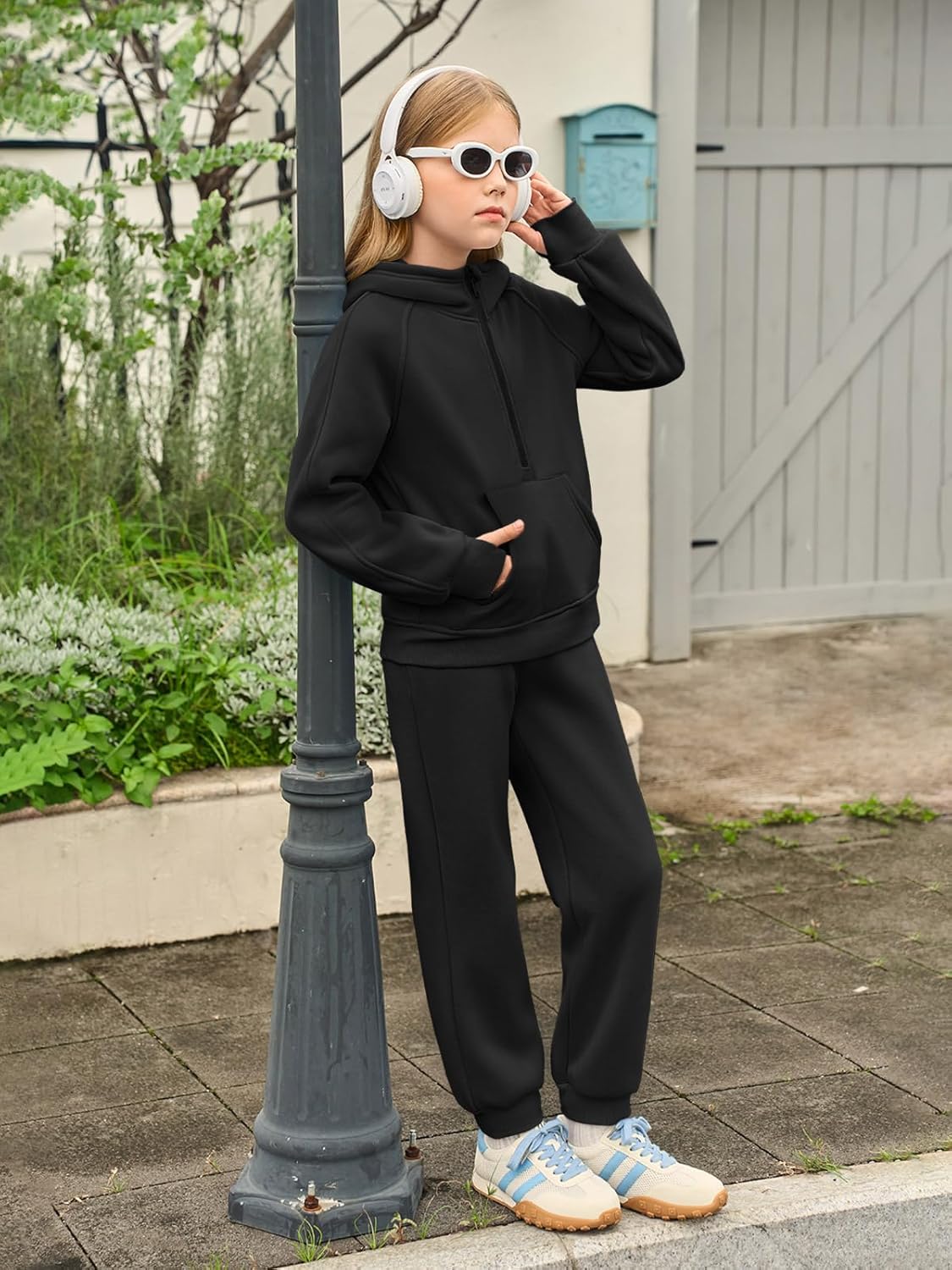 طقم رياضي للبنات من الصوف الناعم، مكون من سويت شيرت بغطاء للرأس بنصف سحاب وسروال رياضي بجيوب، طقم من قطعتين 3 طقم رياضي للبنات من الصوف الناعم، مكون من سويت شيرت بغطاء للرأس بنصف سحاب وسروال رياضي بجيوب، طقم من قطعتين - الصورة 3