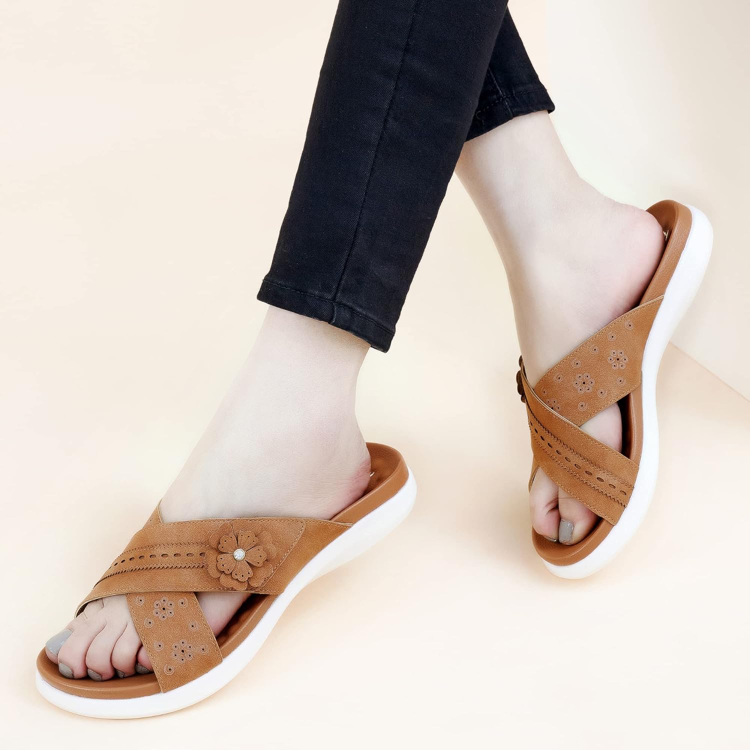 شبشب لتقويم العظام للنساء صندل مريح لالتهاب اللفافة الاخمصية للقدم المسطحة مع دعم قوس عالي بحزام متقاطع قابل للتعديل حذاء مشي 6 شبشب لتقويم العظام للنساء صندل مريح لالتهاب اللفافة الاخمصية للقدم المسطحة مع دعم قوس عالي بحزام متقاطع قابل للتعديل حذاء مشي - الصورة 6