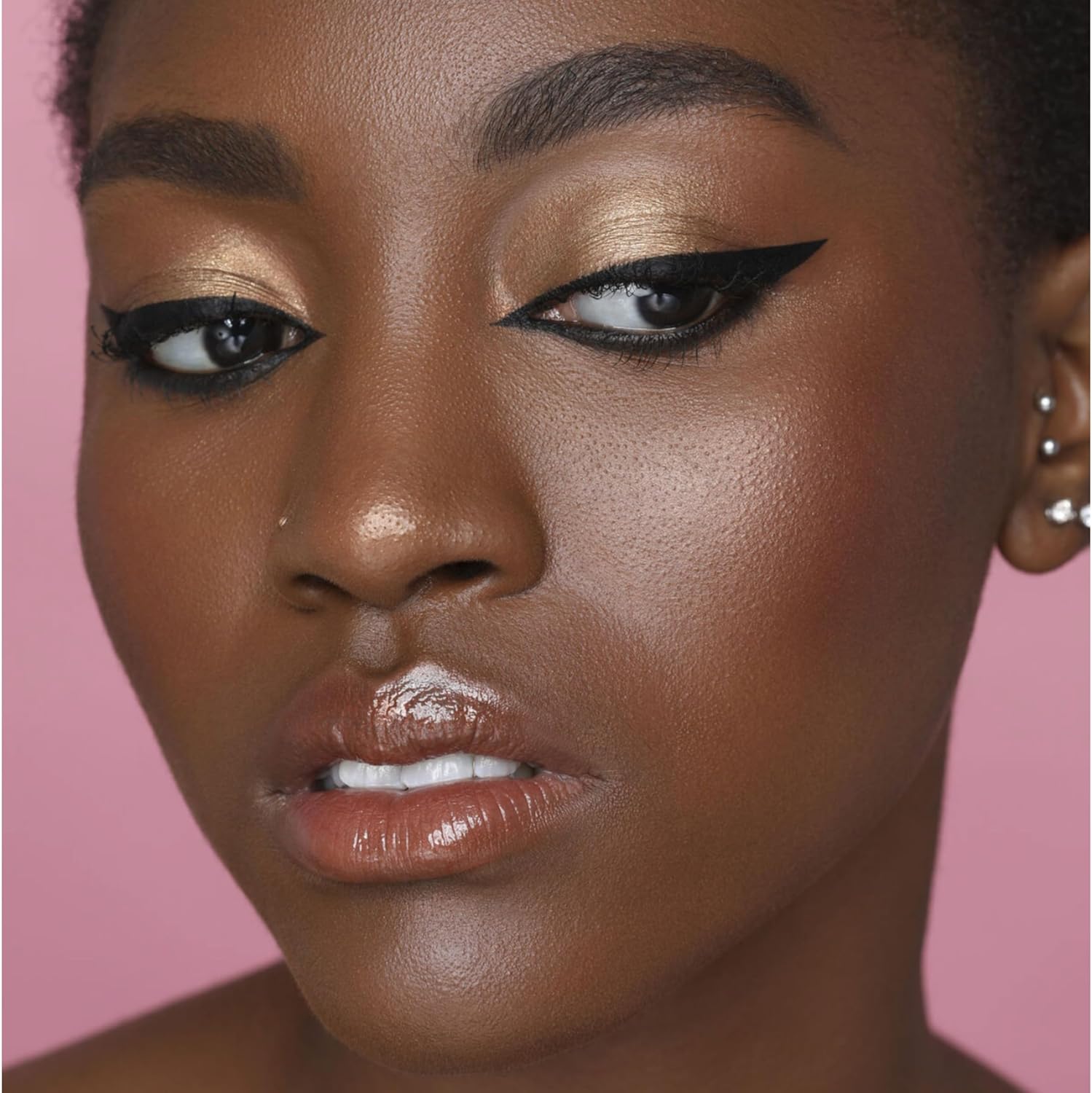 قلم تحديد العين السائل كويك اند ايزي من هدى لايف لاينر بيوتي غير لامع ابيض، من هدى بيوتي 5 قلم تحديد العين السائل كويك اند ايزي من هدى لايف لاينر بيوتي غير لامع ابيض، من هدى بيوتي - الصورة 5