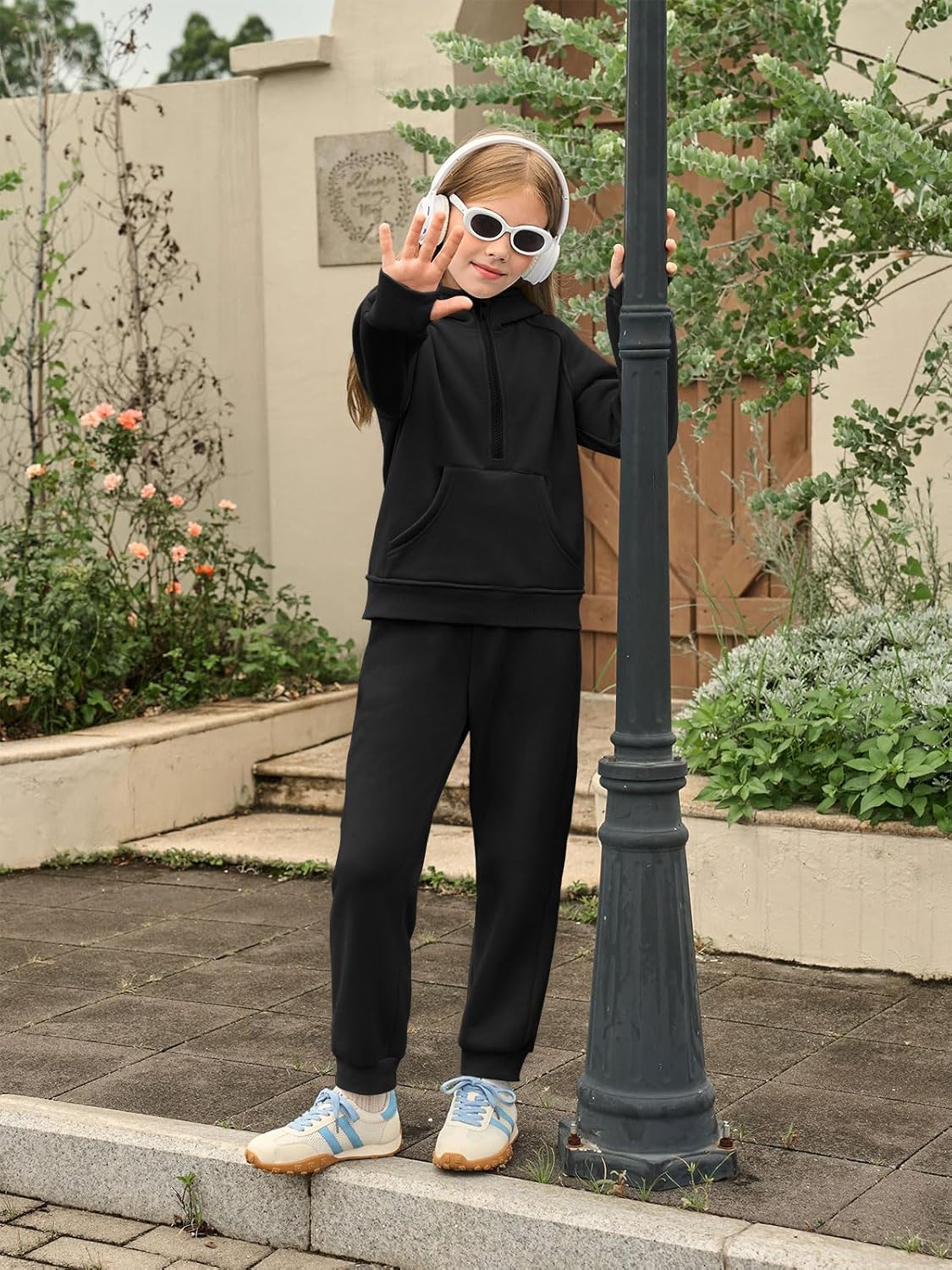 طقم رياضي للبنات من الصوف الناعم، مكون من سويت شيرت بغطاء للرأس بنصف سحاب وسروال رياضي بجيوب، طقم من قطعتين 5 طقم رياضي للبنات من الصوف الناعم، مكون من سويت شيرت بغطاء للرأس بنصف سحاب وسروال رياضي بجيوب، طقم من قطعتين - الصورة 5