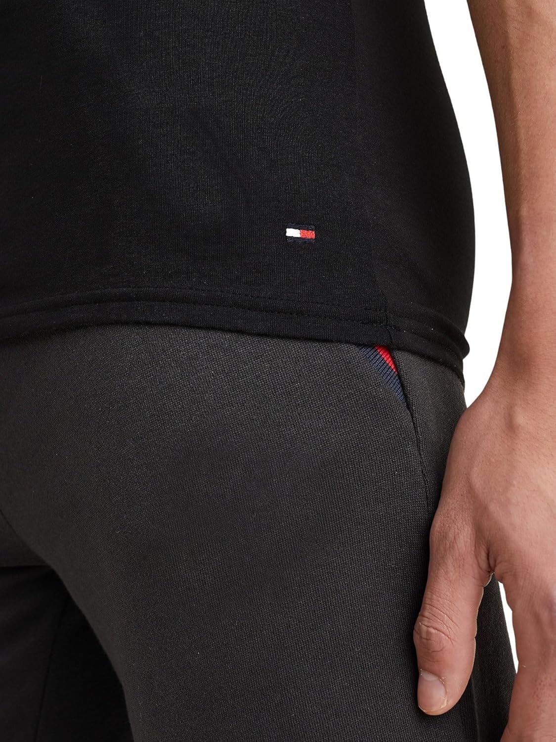 تي شيرت قطني داخلي مرن بأكمام قصيرة للرجال من تومي هيلفيجر، طقم من 3 قطع، لون أسود، مقاس XXL 5 تي شيرت قطني داخلي مرن بأكمام قصيرة للرجال من تومي هيلفيجر، طقم من 3 قطع، لون أسود، مقاس XXL - الصورة 5