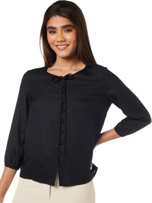 بلوزة بقصة عادية للنساء ولون سادة من أمازون براند - سيمبول