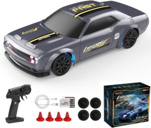 نموذج لعبة سيارة دريفت سباق سريعة وصغيرة تعمل بالتحكم عن بعد بمقياس 1/43 بهيكل معدني رباعي الدفع متناسب بالكامل بتردد 2.4 جيجاهرتز وسرعة 15 كم/ساعة مع مصابيح LED وأقماع حواجز RTR، لون فضي