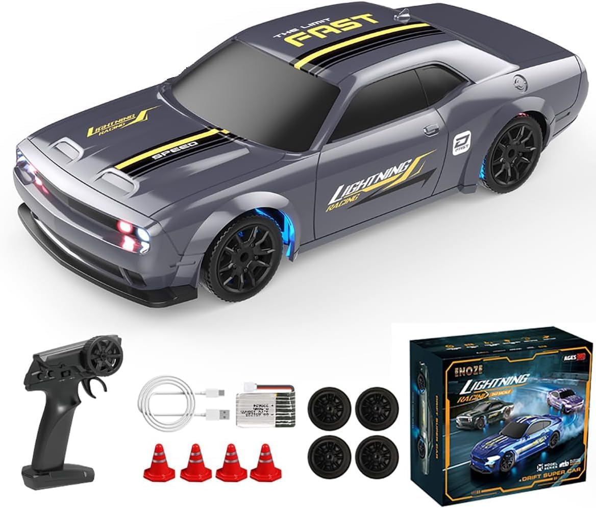 نموذج لعبة سيارة دريفت سباق سريعة وصغيرة تعمل بالتحكم عن بعد بمقياس 1/43 بهيكل معدني رباعي الدفع متناسب بالكامل بتردد 2.4 جيجاهرتز وسرعة 15 كم/ساعة مع مصابيح LED وأقماع حواجز RTR، لون فضي