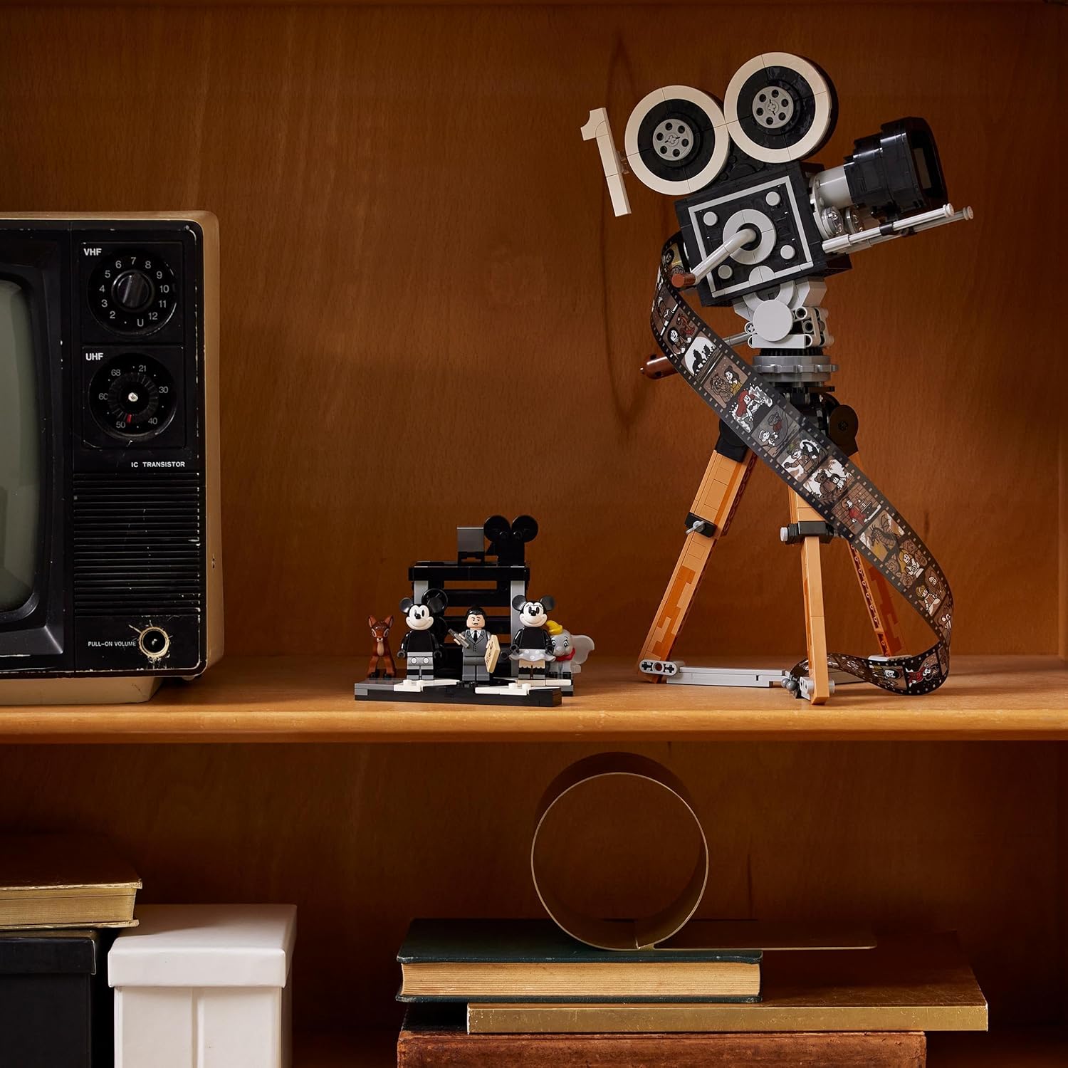 مجموعة بناء كاميرا تكريم والت ديزني، مجموعة تذكارية قابلة للتجميع للبالغين مع مجسمات لشخصيات ميكي وميني ماوس بالإضافة إلى شخصيات بامبي ودامبو للنساء والرجال 43230 من ليغو 3 مجموعة بناء كاميرا تكريم والت ديزني، مجموعة تذكارية قابلة للتجميع للبالغين مع مجسمات لشخصيات ميكي وميني ماوس بالإضافة إلى شخصيات بامبي ودامبو للنساء والرجال 43230 من ليغو - الصورة 3