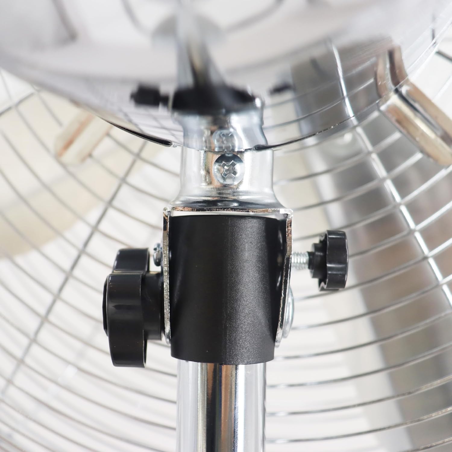 مروحة ستاند معدنية بـ4 ريشات مقاس 40.6 سم مع 3 مستويات للسرعة ومؤقت 7 ساعات مع جهاز تحكم عن بعد SF-401 من كراون لاين 5 مروحة ستاند معدنية بـ4 ريشات مقاس 40.6 سم مع 3 مستويات للسرعة ومؤقت 7 ساعات مع جهاز تحكم عن بعد SF-401 من كراون لاين - الصورة 5