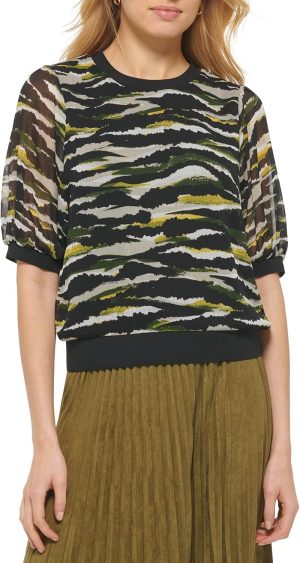 بلوزة شيفون بنمط مطبوع وأكمام قصيرة للنساء من دي كيه ان واي