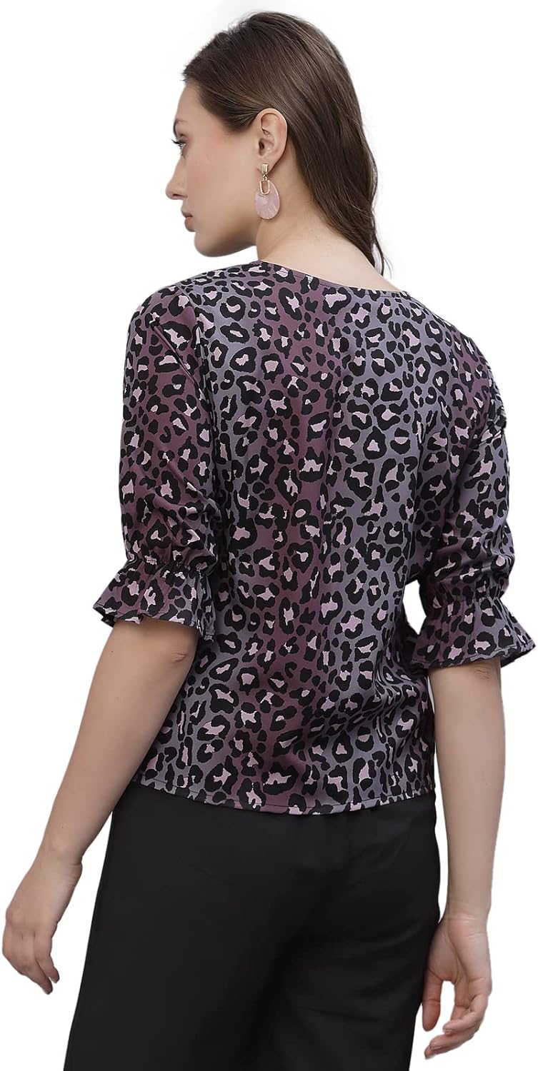 1768206052 بلوزة مطبوعة من كارف للنساء بلون بيج واسود