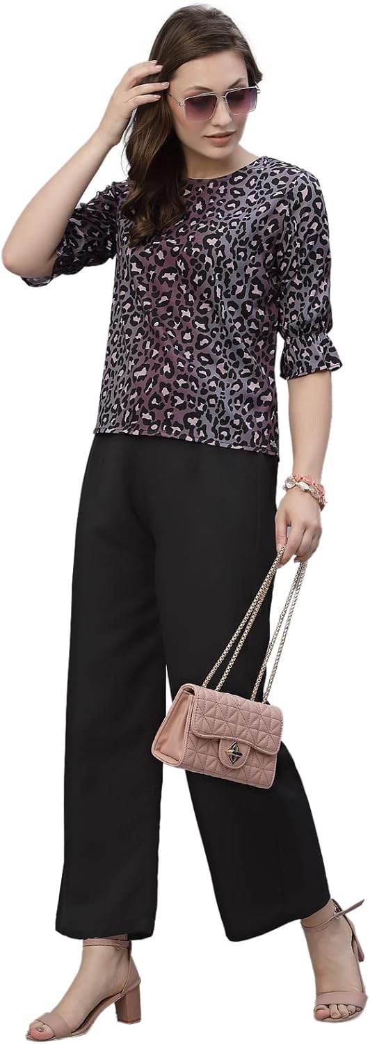 1768206054 بلوزة مطبوعة من كارف للنساء بلون بيج واسود