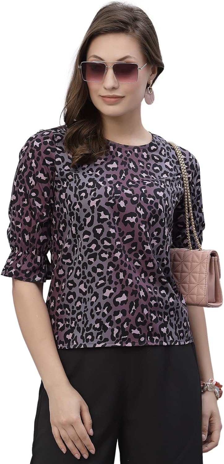 1768206055 بلوزة مطبوعة من كارف للنساء بلون بيج واسود