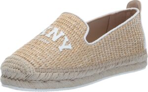 DKNY حذاء كاجوال مفتوح من الخلف للنساء من مالي ارك لوجو اي اس