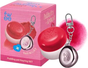 وعاء بودنغ ضبابي من ليب اند تشيك + قلادة سلسلة مفاتيح | سلسلة مفاتيح بالوان عشوائية | | احمر خدود | احمر خدود خفيف الوزن وقابل للتعديل، لمسة نهائية ناعمة غير لامعة متعددة الاغراض | 5 غرام