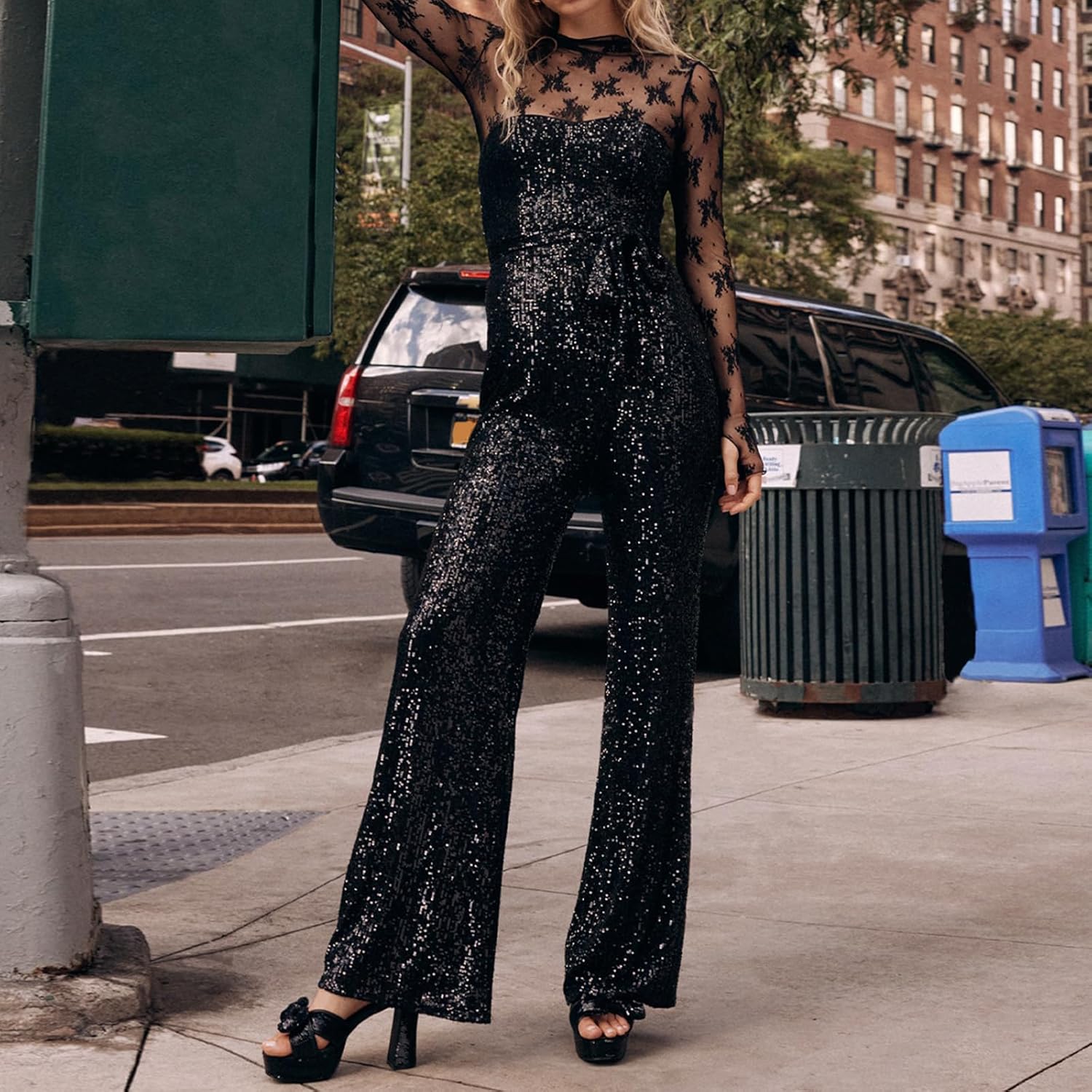 بلوزة شفافة بتصميم شبكي وبأكمام طويلة ورقبة دائرية مرتفعة من الدانتيل المزهر للنساء