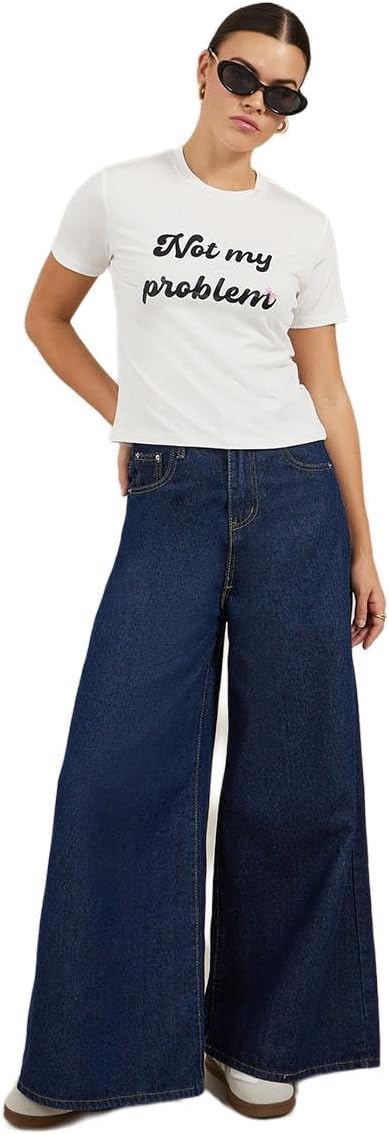 تي شيرت قصير من ستايلي بقبة دائرية مطبوع عليه شعار