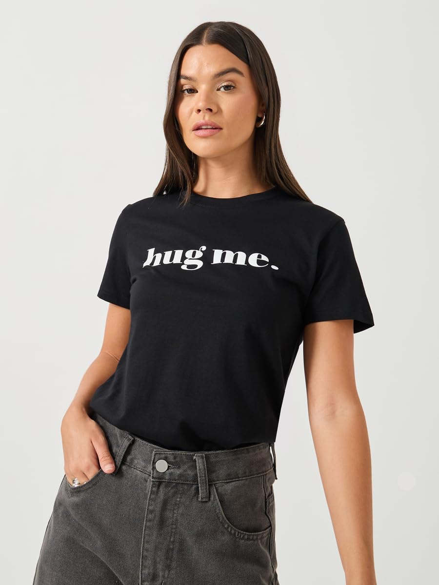 1771034003 تي شيرت برقبة دائرية وقصّة عادية مطبوع عليه شعار Hug Me للنساء من ستايلي