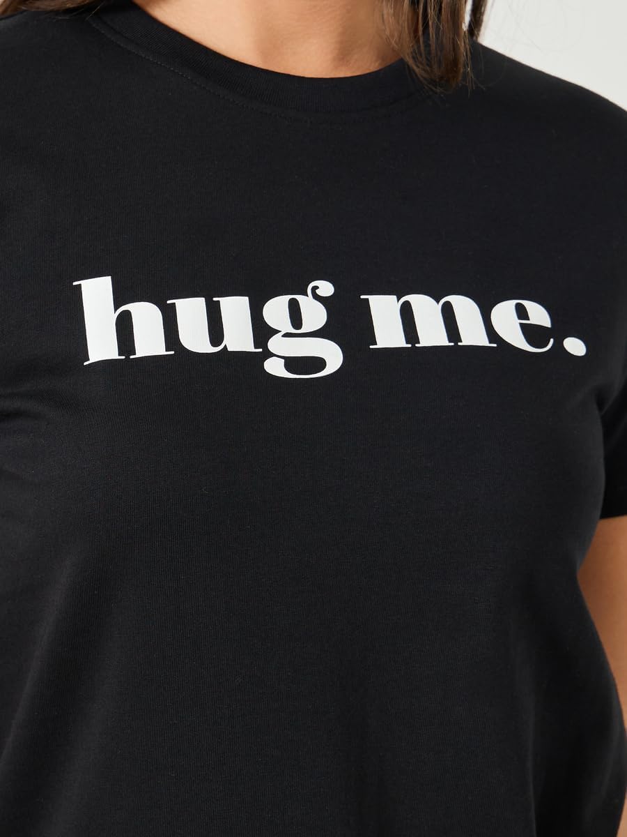 1771034006 تي شيرت برقبة دائرية وقصّة عادية مطبوع عليه شعار Hug Me للنساء من ستايلي