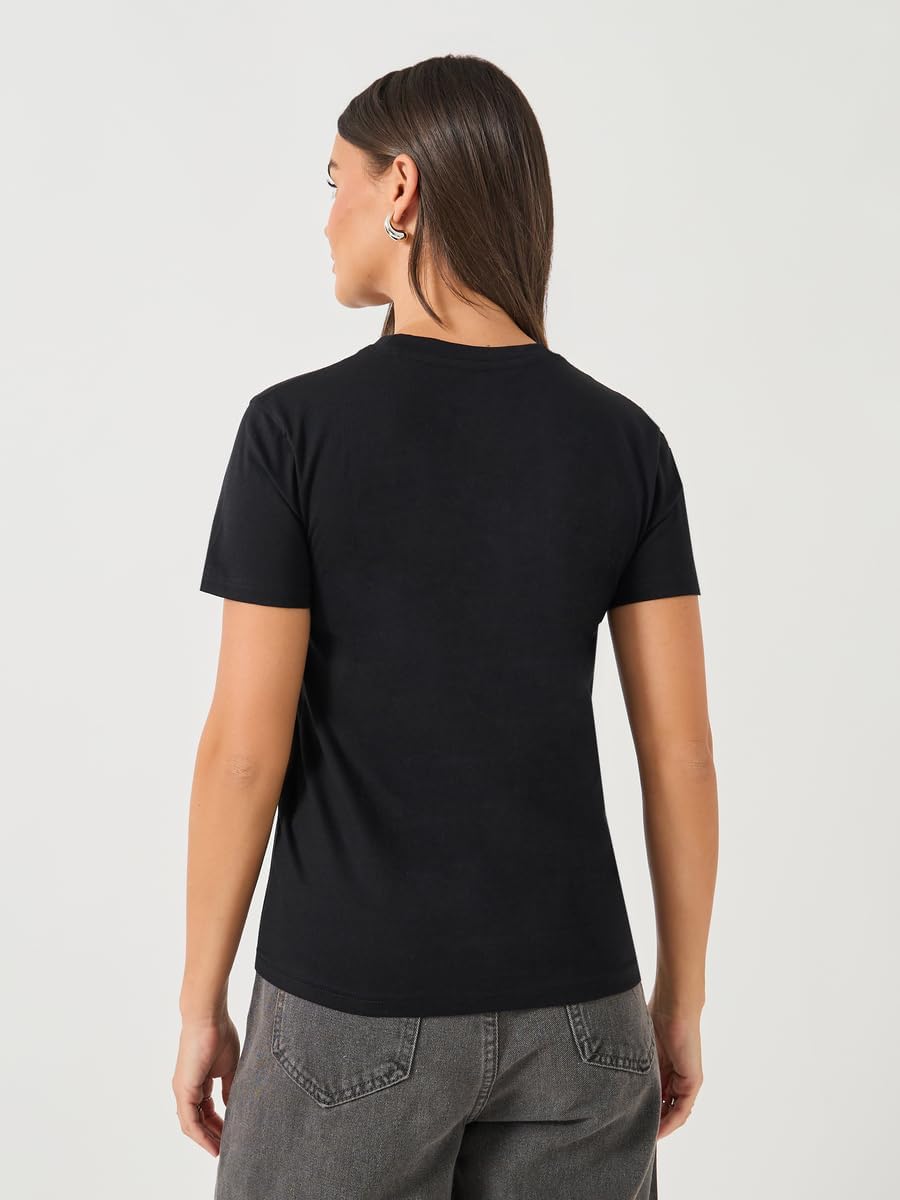 1771034007 تي شيرت برقبة دائرية وقصّة عادية مطبوع عليه شعار Hug Me للنساء من ستايلي