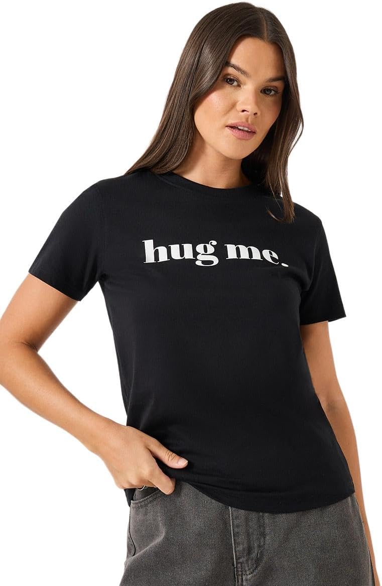 1771155912 تي شيرت برقبة دائرية وقصّة عادية مطبوع عليه شعار Hug
