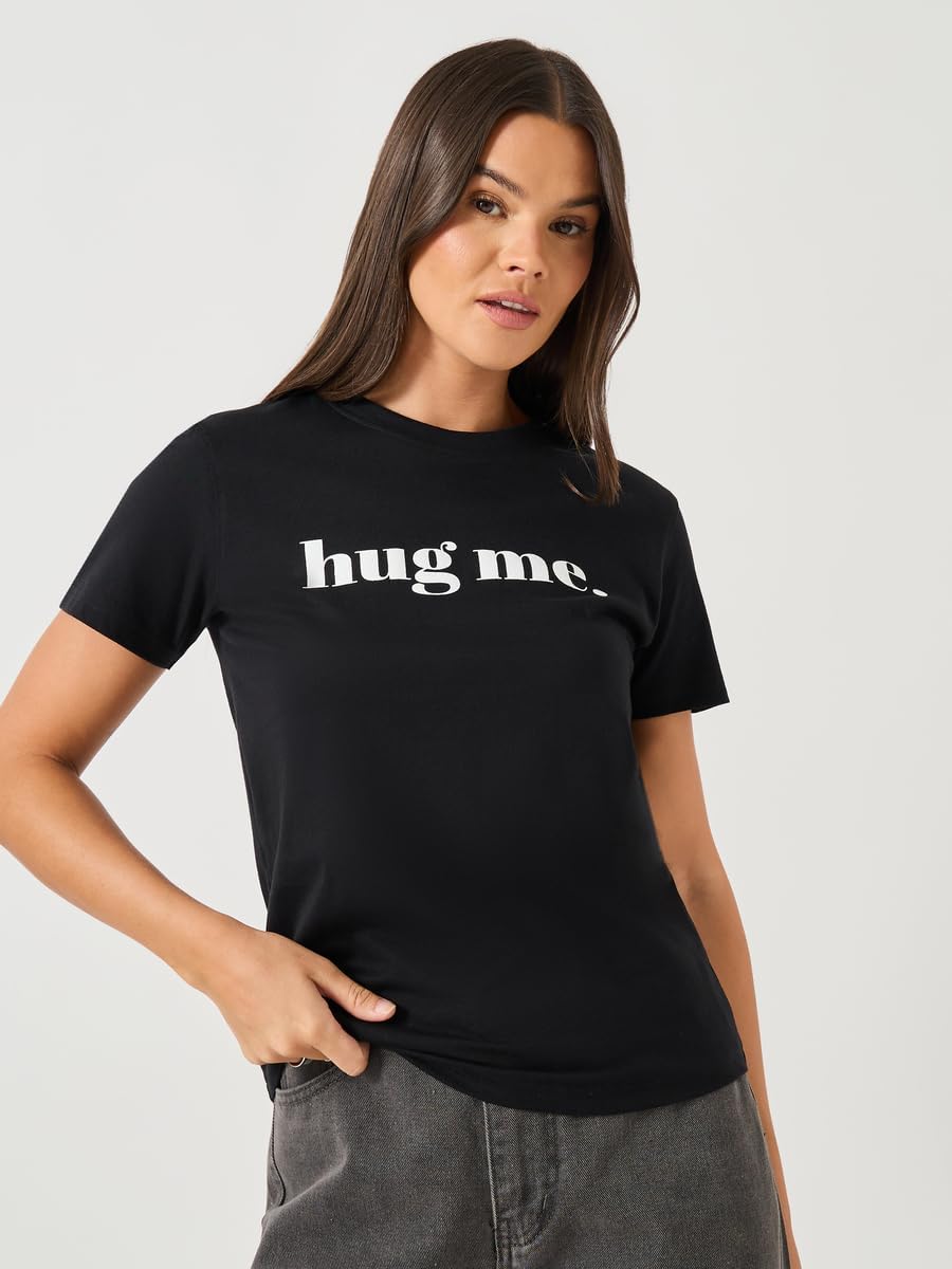 1771155914 تي شيرت برقبة دائرية وقصّة عادية مطبوع عليه شعار Hug Me للنساء من ستايلي
