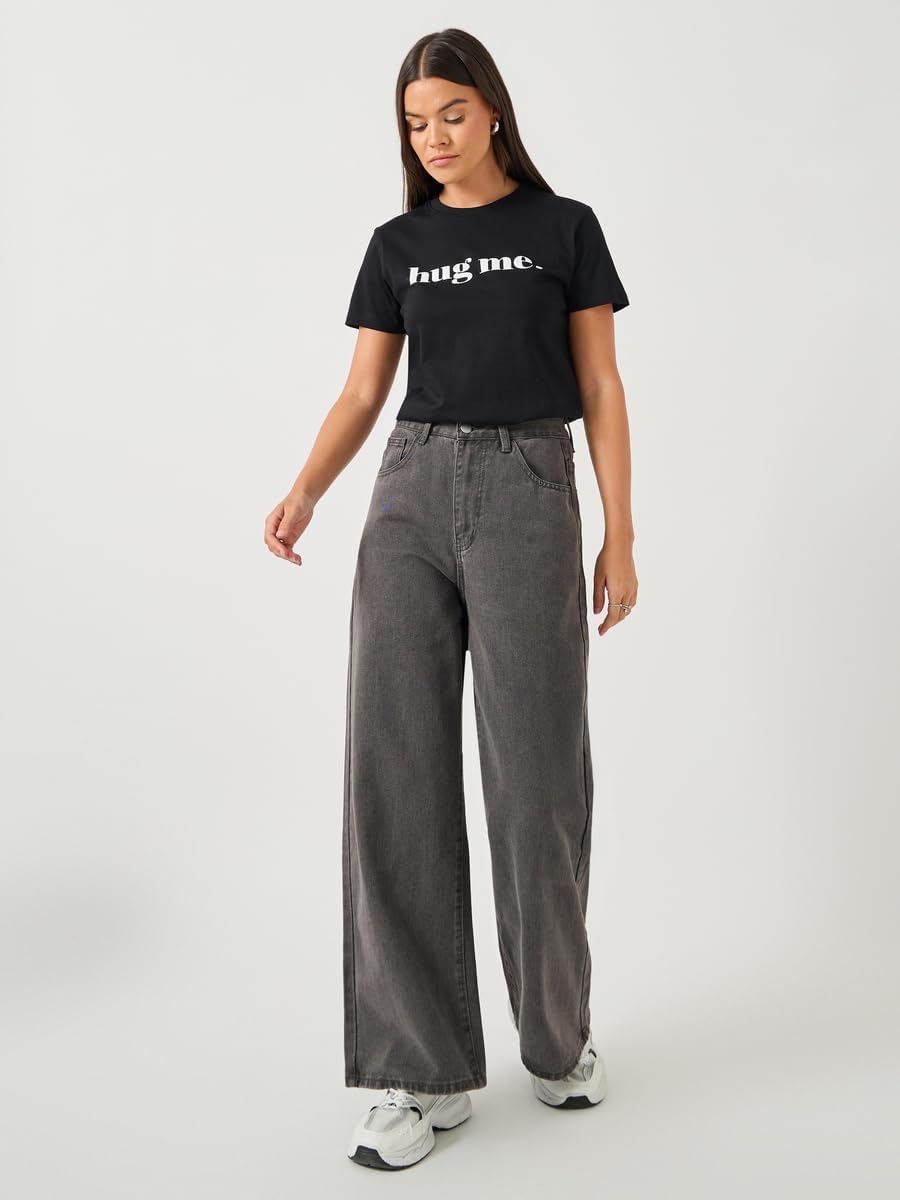 1771155915 تي شيرت برقبة دائرية وقصّة عادية مطبوع عليه شعار Hug Me للنساء من ستايلي
