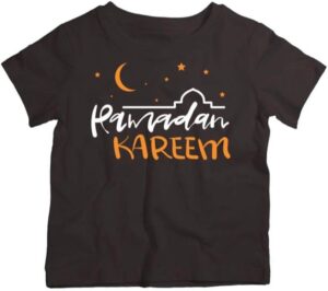 رومبر اطفال عليه عبارة My First EID مع تيشيرت رمضاني من من براين جيجلز، رومبر قطني مطبوع برقبة دائرية لنمط رمضان كريم او عيد الفطر او عيد الاضحى