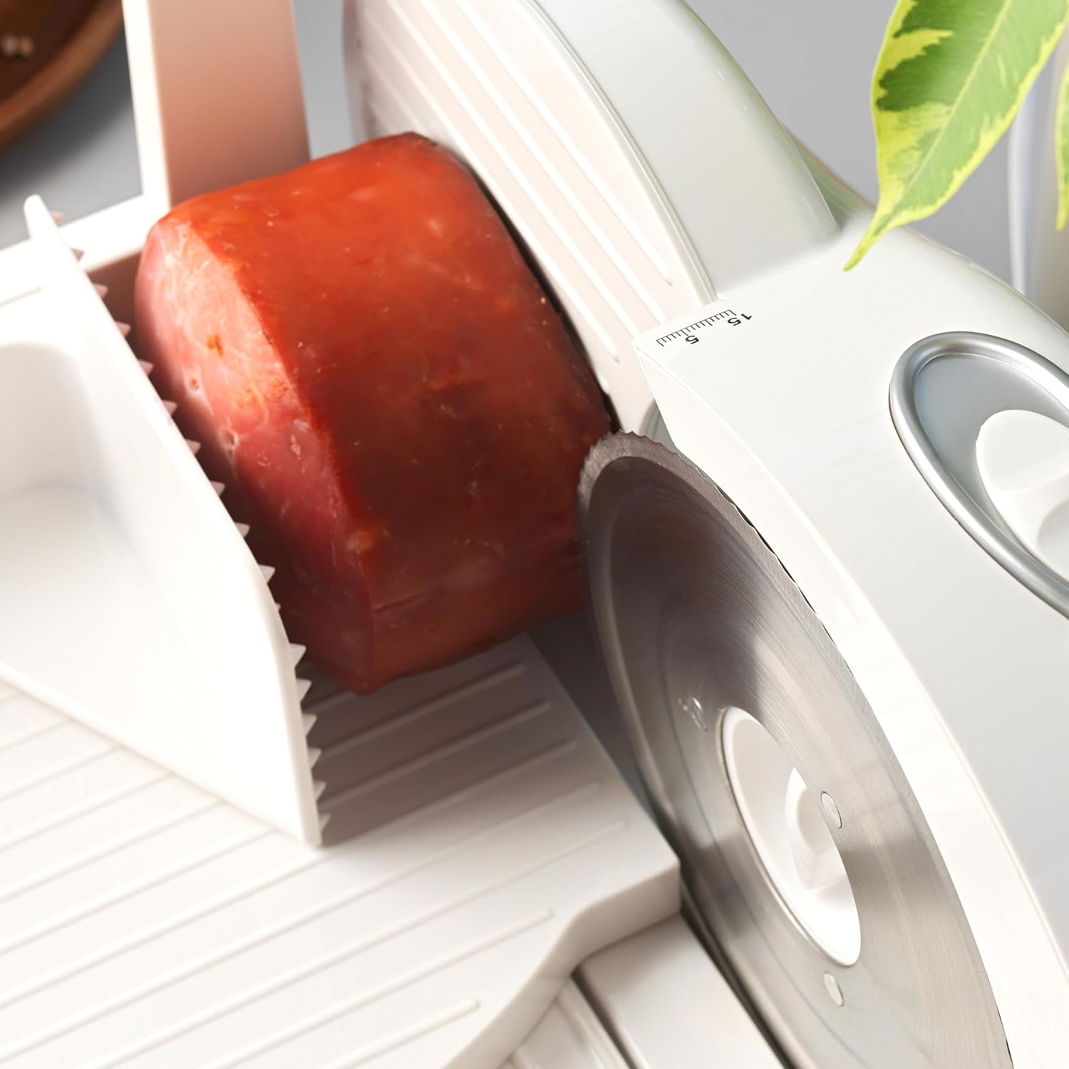 قطاعة لحوم مضغوطة من بروجريس موديل EK3683P، قطاعة طعام كهربائية بقدرة 150 وات مزودة بـ 3 سرعات وسمك قابل للتعديل من 1 الى 15 ملم، شفرة من الستانلس ستيل، وواقي للبهام، الة تقطيع للانشون والجبن والخبز 14 71 +BNNgvSL. AC SL1500