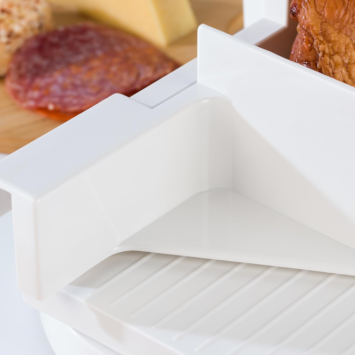 قطاعة لحوم مضغوطة من بروجريس موديل EK3683P، قطاعة طعام كهربائية بقدرة 150 وات مزودة بـ 3 سرعات وسمك قابل للتعديل من 1 الى 15 ملم، شفرة من الستانلس ستيل، وواقي للبهام، الة تقطيع للانشون والجبن والخبز 12 71sU+OJ443L. AC SL1500