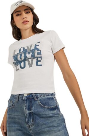 تي شيرت باكمام قصيرة ورقبة دائرية مطبوع عليه شعار للنساء من ستايلي