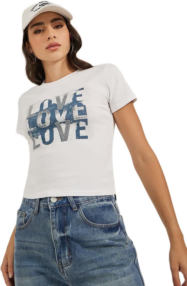 تي شيرت باكمام قصيرة ورقبة دائرية مطبوع عليه شعار للنساء