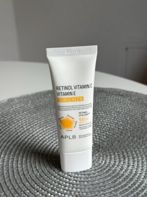 واقي من الشمس بالريتينول وفيتامين C وفيتامين E وبعامل حماية من الشمس 50+ PA+++ من ايه بي ال بي | مضاد للشيخوخة ومشرق ومرطب للوجه | لا يترك أثر أبيض | آمن على البشرة الحساسة | 40 مل