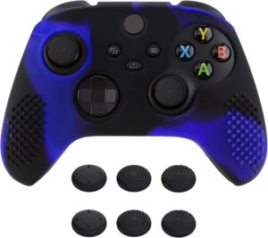 غطاء حماية بلاي فيتال من السيليكون والمطاط اصدار مرصع ثلاثي الابعاد ناعم ومضاد للانزلاق لذراع تحكم اكس بوكس سلسلة X وS مع اغطية مقبض ابهام سوداء، ازرق واسود، من اكستريم ريت