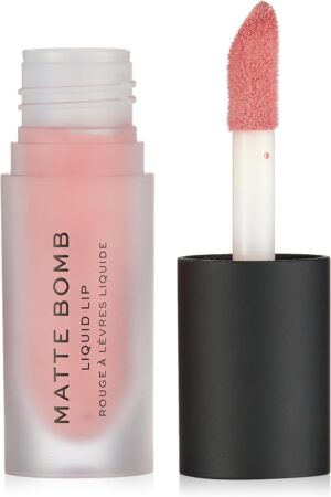 احمر شفاه مات بومب من ريفوليوشن، لون زهري باني